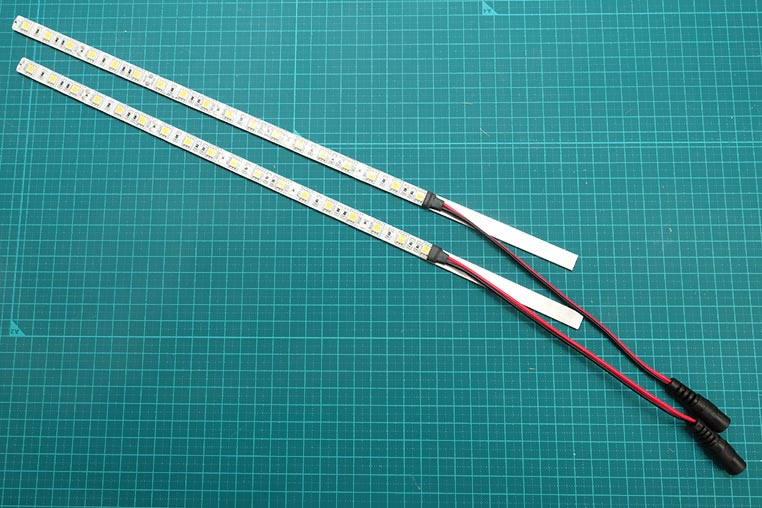 LEDテープとアルミ平角棒の組み合わせを、2セット作る
