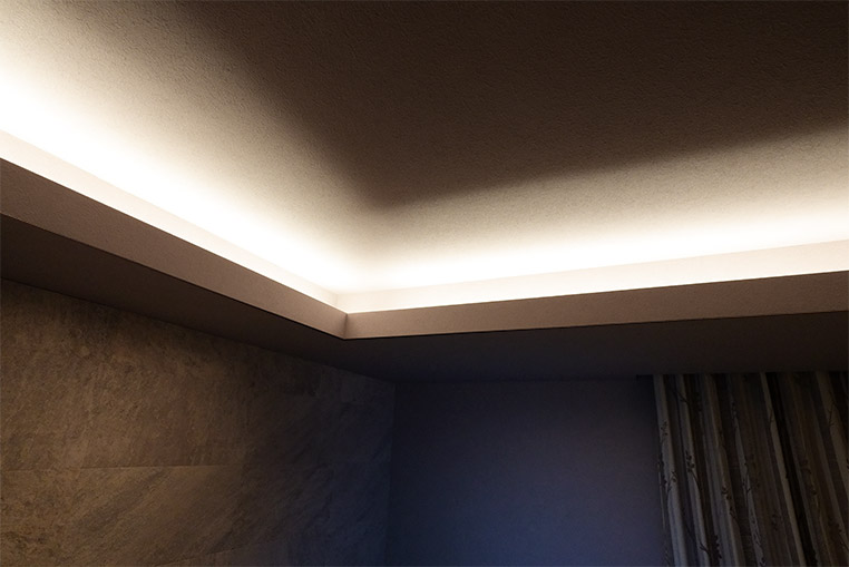 新しいマンションのリビングルームに採用されているLED間接照明