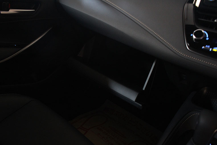 カローラツーリングの車内はLED照明がなくて暗い