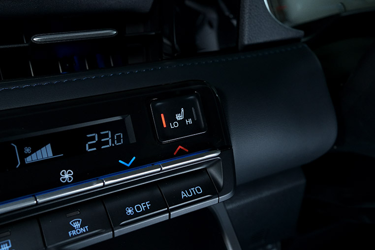 90系ヴォクシー内装のLEDカスタム-06　シートヒータースイッチのインジケーターを赤LEDに打ち替え