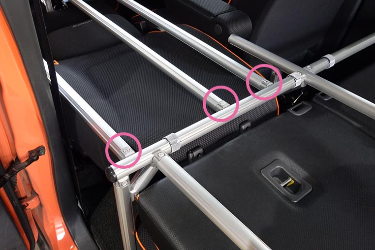 助手席シート上空のフレームの、この3箇所を外すと、助手席シートを起こして使える状態になる