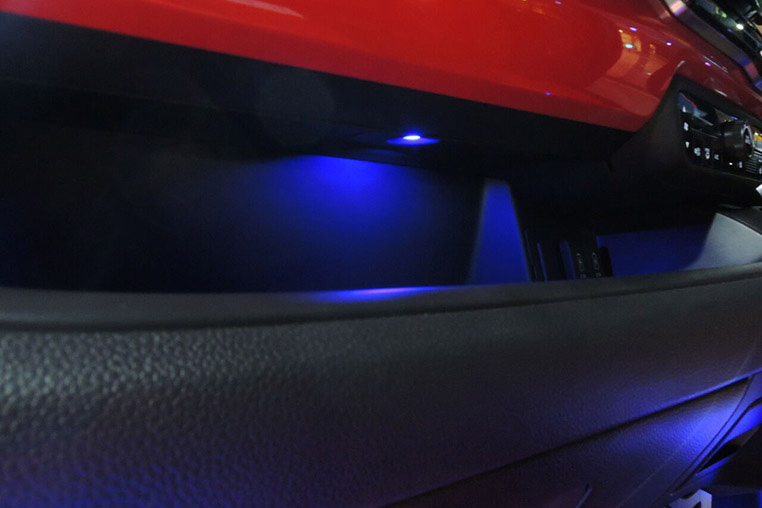 SMDインナーランプのLED打ち替えで、色替えしつつ光量アップしたグローブボックス照明
