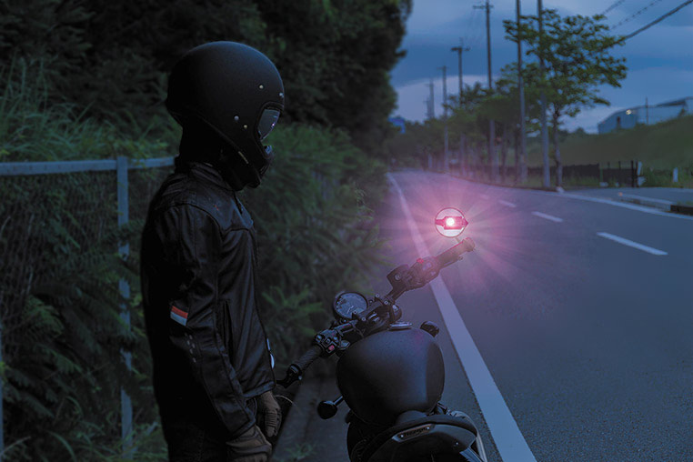 バイクで携行する三角表示板（三角停止板）の代わりになる停止表示灯
