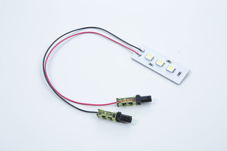 LEDのプラス線とマイナス線に接続コネクターを付けた状態