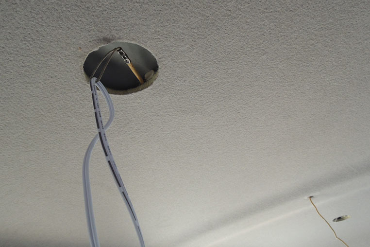 LEDダウンライトの配線を天井裏へ通す