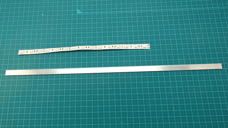 電球色の5050LEDテープと、その固定に使うアルミ平角棒
