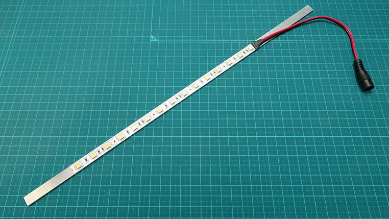 LEDテープに、赤黒DCジャックケーブルをつなげた