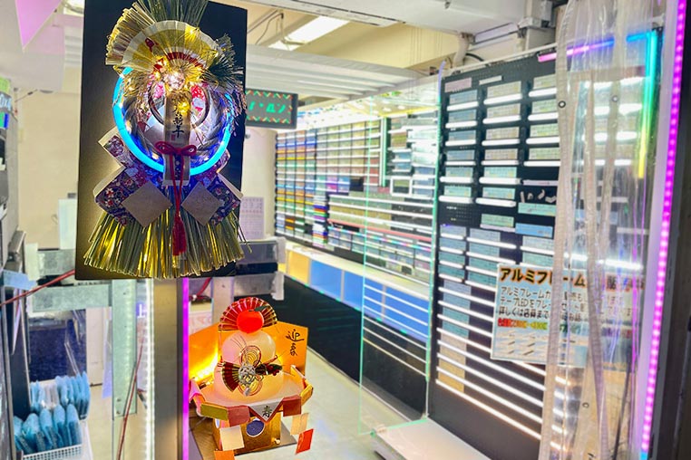 akibaLED ピカリ舘に展示してあるLEDしめ飾りと、LED鏡餅