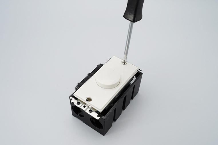 調光器をパナソニックの住宅用スイッチボックス深型 1コ用（DM84100）にネジで固定