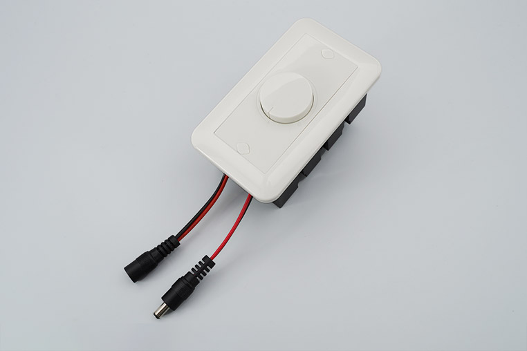 調光器をパナソニックの住宅用スイッチボックス深型 1コ用(DM84100)に取り付けたところ