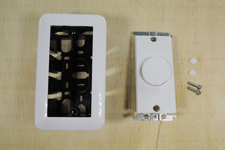 DCボリューム調光器と、それを壁スイッチ風に設置するためのスイッチボックス（定番のパナソニック製）