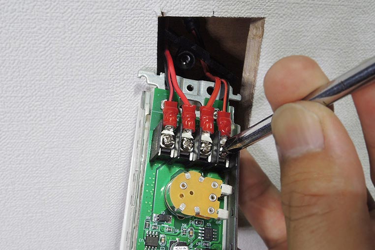 DCボリューム調光器を壁に埋め込み取り付けする方法　作業手順-15