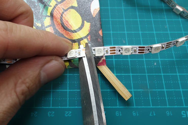極細ネオピクセルRGBテープLEDは直角には曲げられないので、カドの部分はいったん切る