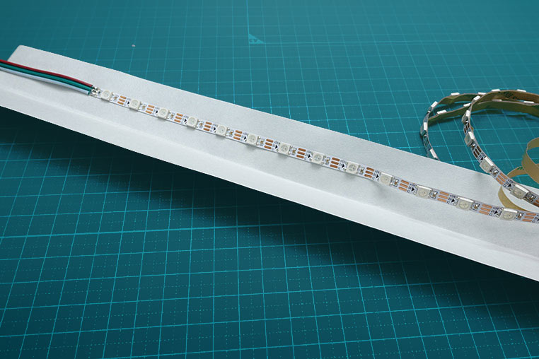 凧のしっぽとなる紙にテープLEDを貼る