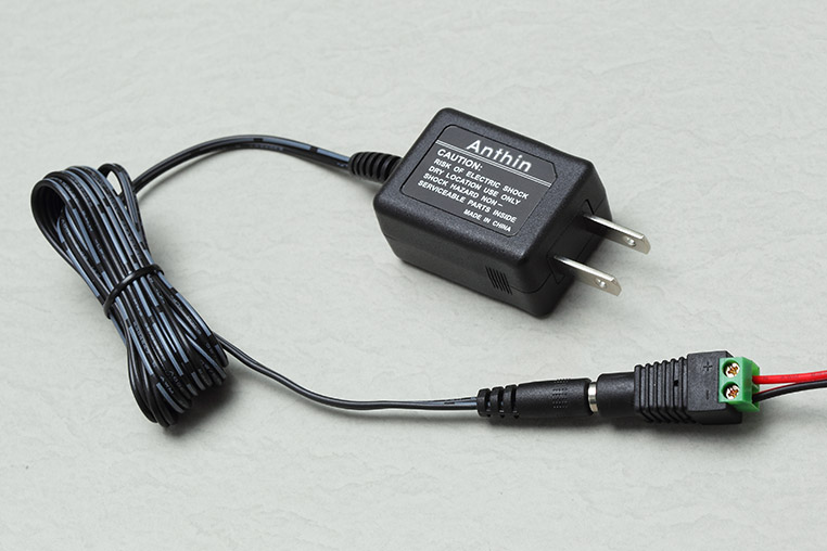 配線にDCジャックコネクターを付けて、ACアダプターと接続