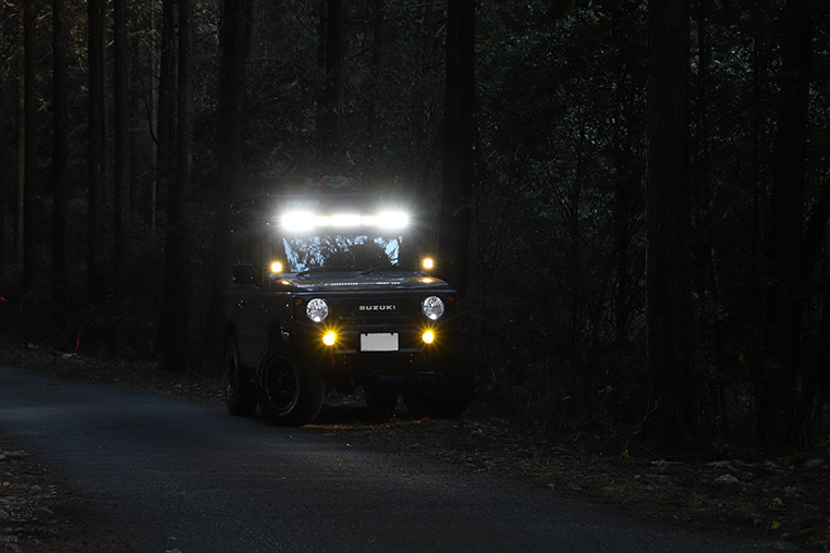 暗い林道で威力を発揮する、IPFのライトバー