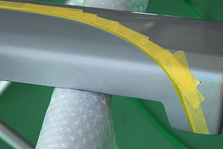 曲線が作れない紙のマスキングテープは、ちぎりながら貼って曲線に沿わせる