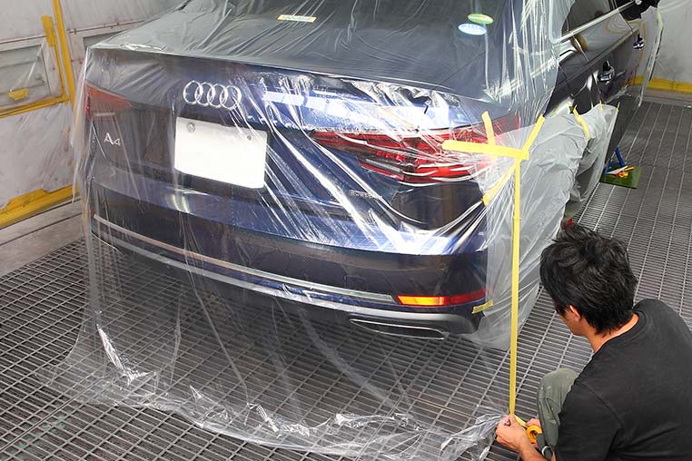 車の腹下も養生ビニールでマスキング