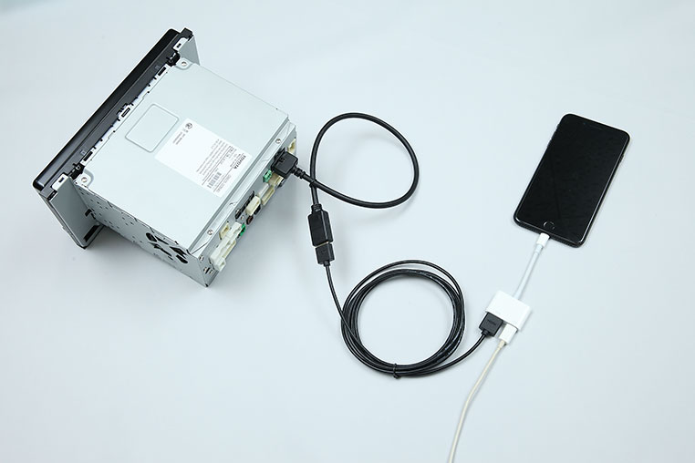 iPhoneで、HDMI入力のあるナビに対して、有線でミラーリングする場合に必要なものと、その接続方法