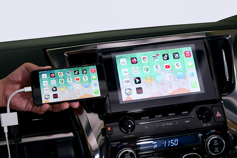 純正DVD付きのディスプレイオーディオに外部入力を作り、スマホの映像をミラーリングしている
