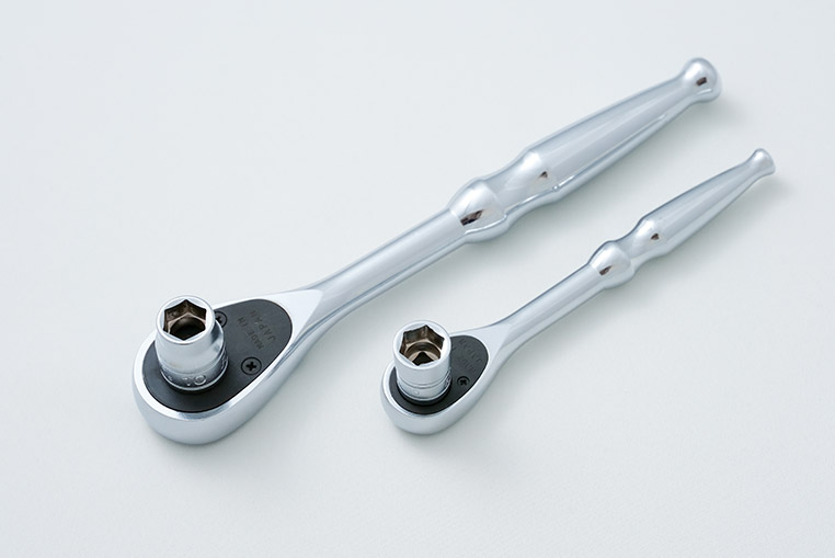 6.3ミリ(1/4インチ)と、9.5ミリ(3/8インチ)のラチェットハンドルを比較