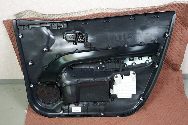 新型アクアのドア内張り 裏側