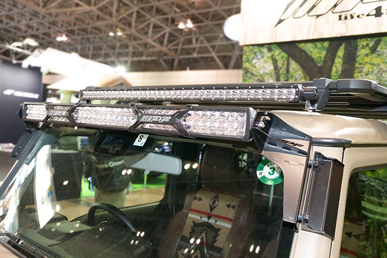 ジムニーシエラのフロントに2種類のライトバーを取り付け