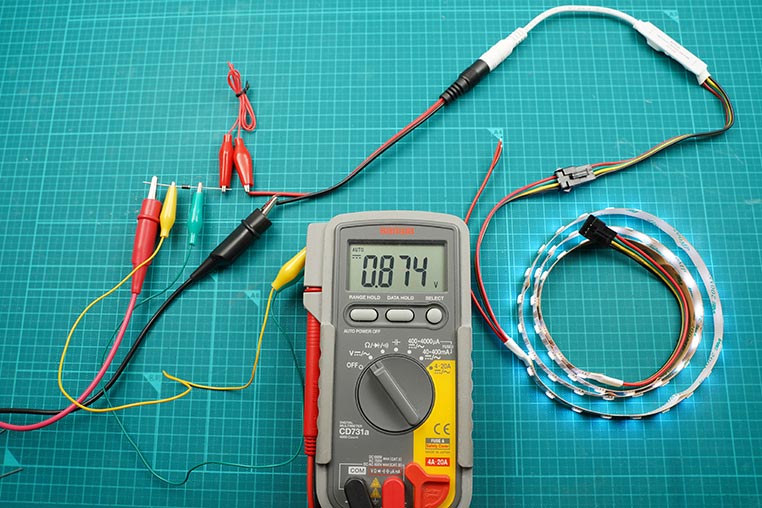 整流ダイオードの電圧降下によって、電圧が下がる量を測定