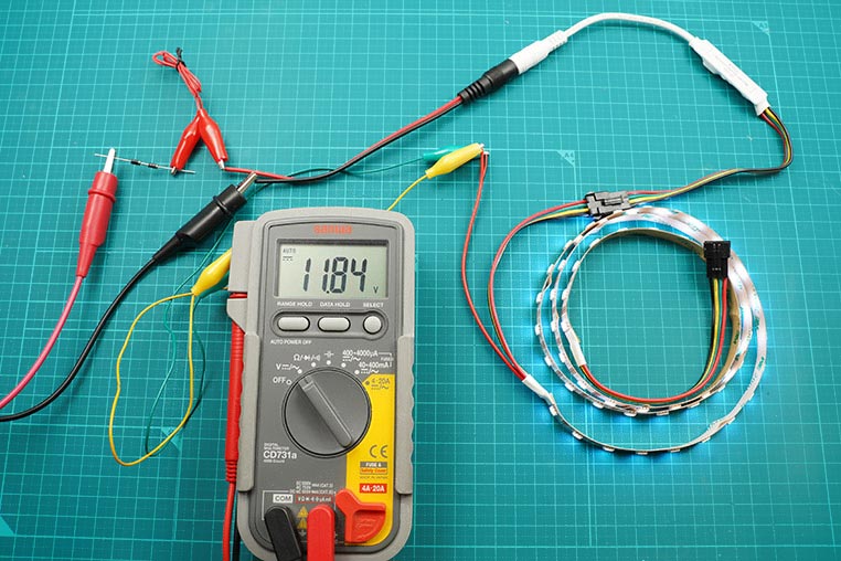 LEDテープに整流ダイオードを2本直列接続して割り込ませたところ、電圧が13.5Vから11.8V台まで下がった