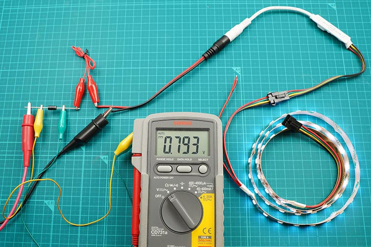 2アンペアの整流ダイオードを使ったときの電圧降下を測定