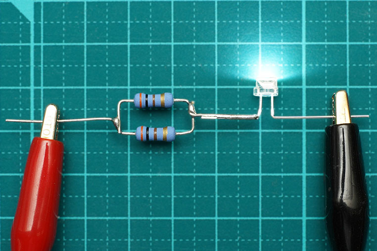抵抗を並列に接続することで熱を下げられるのか、実験しているところ