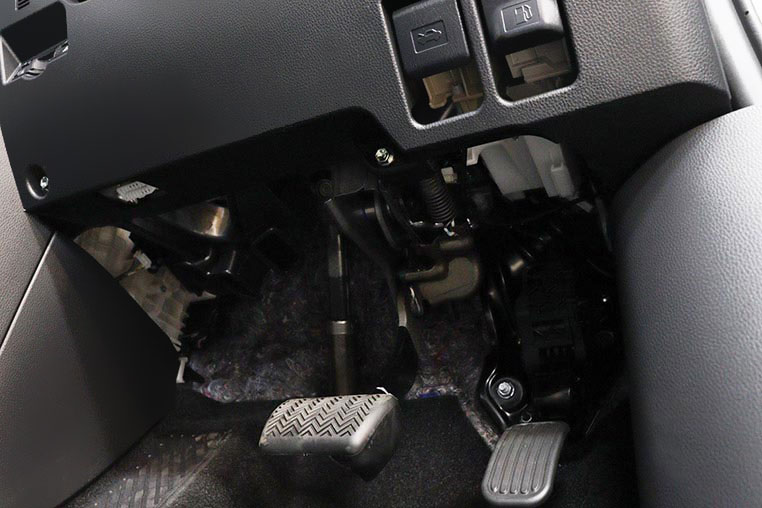 90系ヴォクシー内装 運転席側足元 アンダーカバーがない