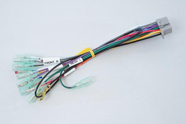 カーナビの付属品 電源やスピーカー線がまとまっているケーブル