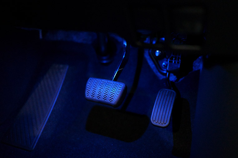 90系ヴォクシー内装のLEDカスタム-01 LEDフットランプ