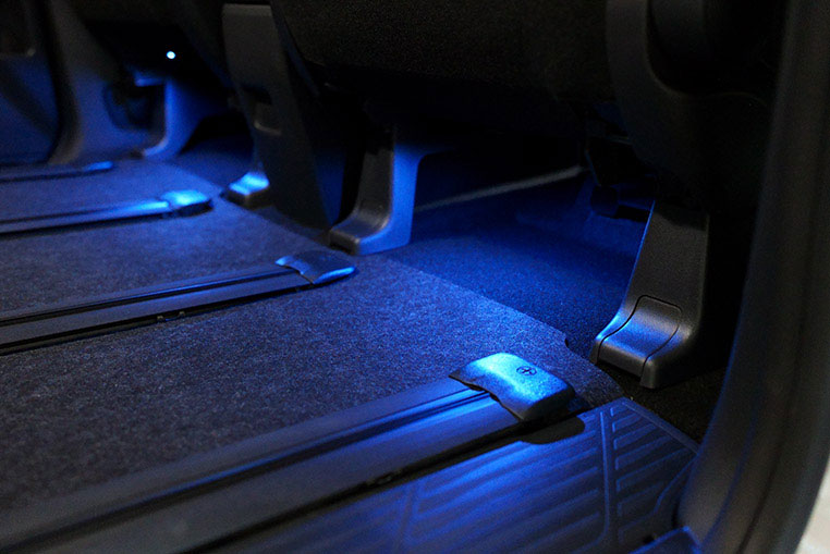 90系ヴォクシー内装のLEDカスタム-02 リアフットランプ