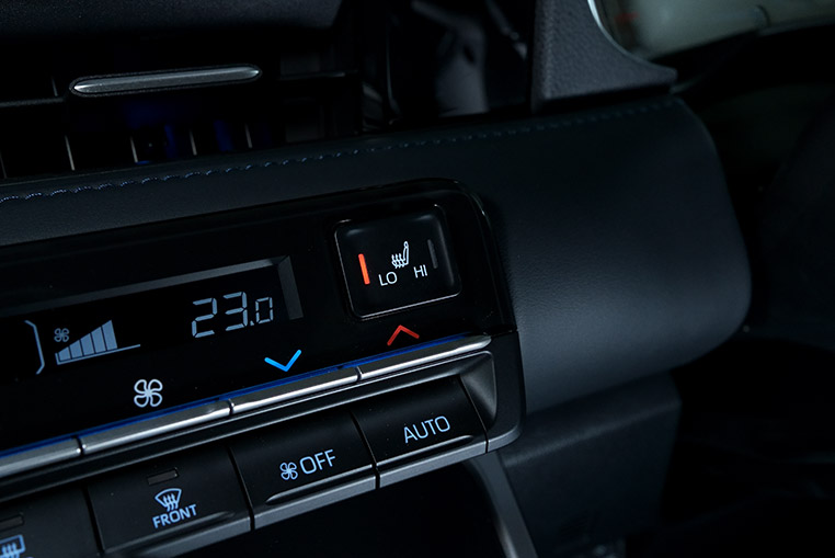 90系ヴォクシー内装のLEDカスタム-06 シートヒータースイッチのインジケーターを赤LEDに打ち替え