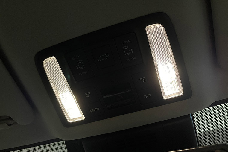 ルームランプ点灯時には天井のスライドドアスイッチが見えにくい