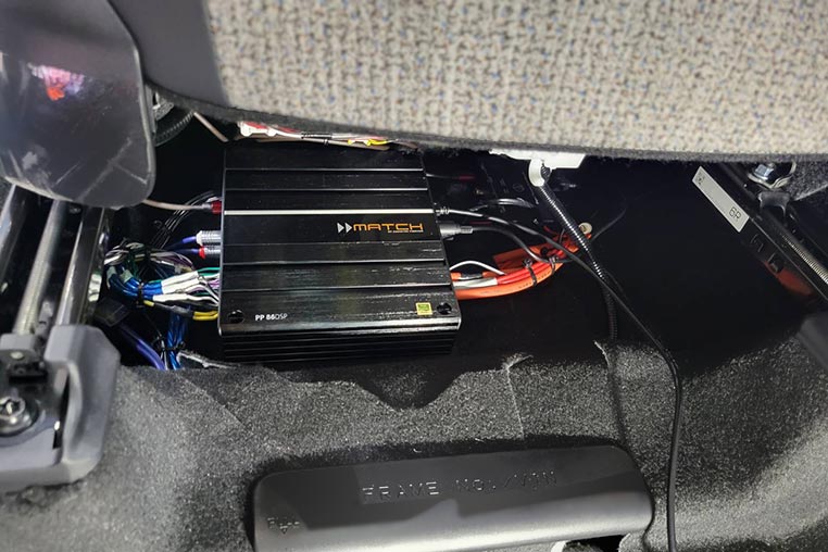 ディスプレイオーディオと、シート下のプロセッサー(DSP)の配線がつながった