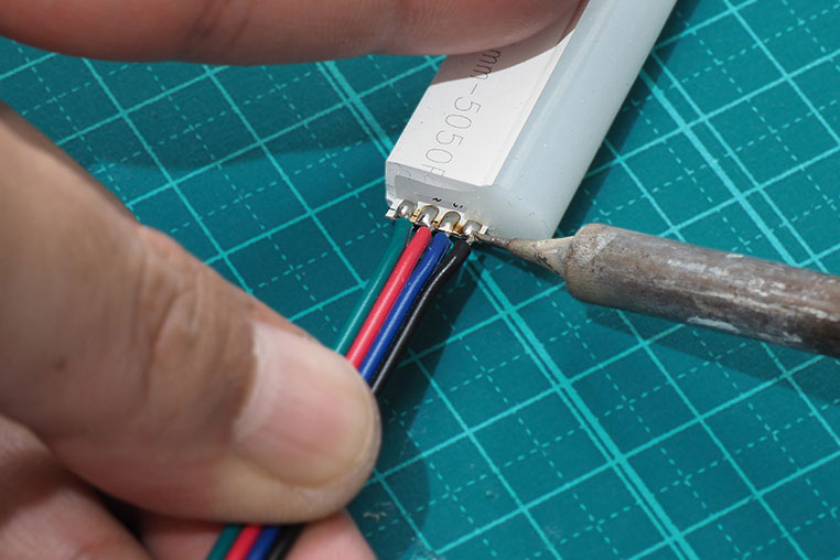 RGBネオンチューブ側の電極と、RGB用4ピンコネクタ配線をハンダ付け