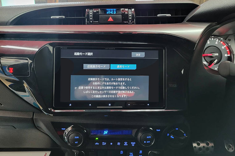 GRハイラックス　純正パネルを使用しつつ9インチのサイバーナビを取り付けている