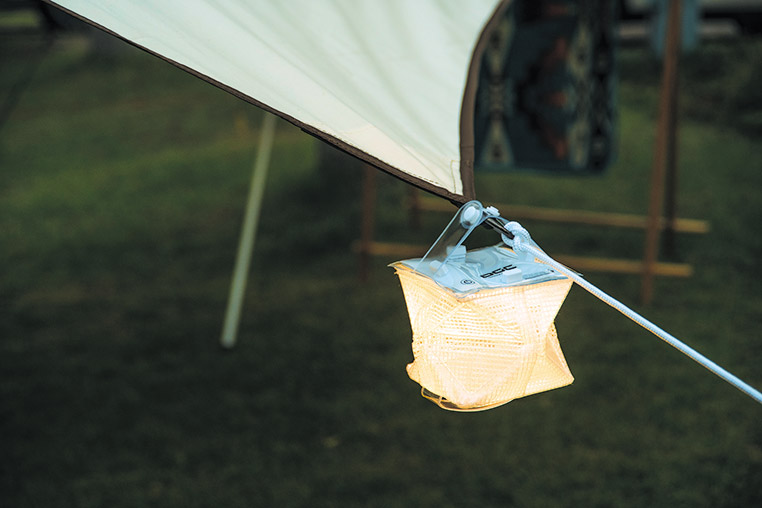 エーモンOGCのLED照明、チラックスランプをキャンプで使っているイメージ