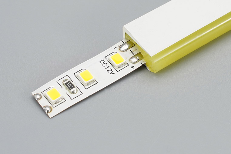 LEDネオンチューブライトで使われている3528チップLED