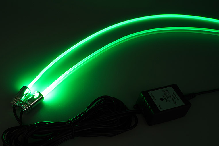アンビエントライト用のアンビエントファイバーを、RGB LED光源で光らせている
