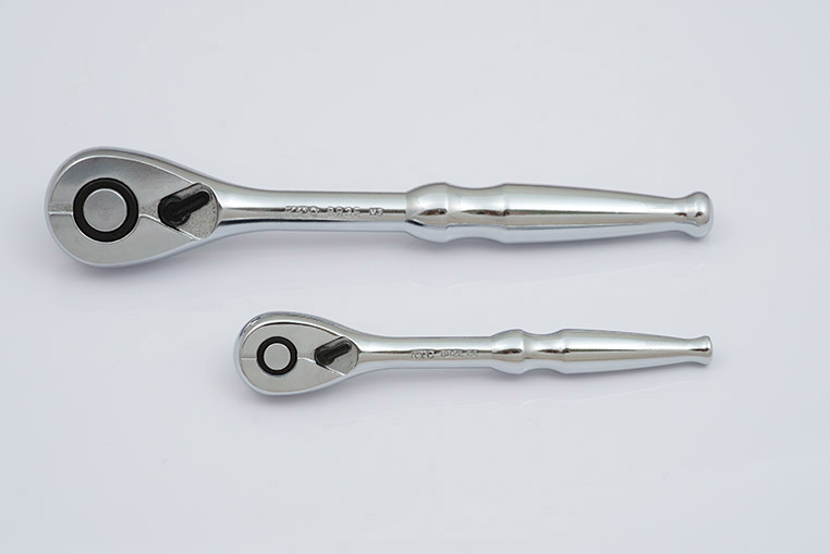 ラチェットハンドル 9.5sq.(3/8インチ)と6.3sq.(1/4インチ)の比較