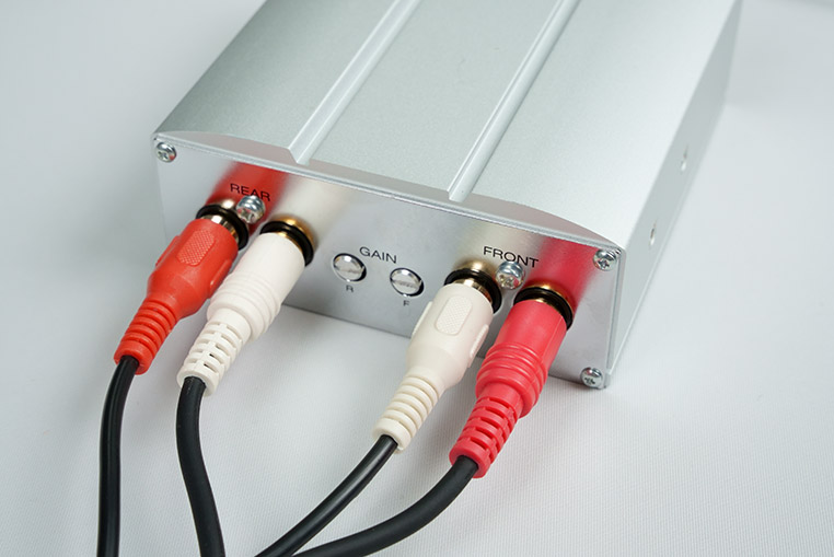 マイクロパワーアンプPA2の、フロント入力、リア入力それぞれにRCAケーブルを接続する