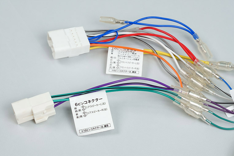 社外ナビ取り付け用の変換ハーネスと、アンプ側の配線の接続