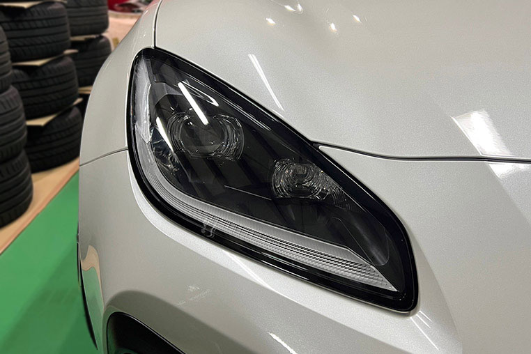 ハードコートを剥がして全面にクリア塗装し直したトヨタ車(86)のヘッドライト