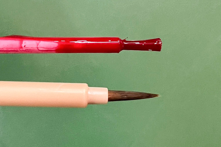 タッチペンの先と、細い筆の先の比較