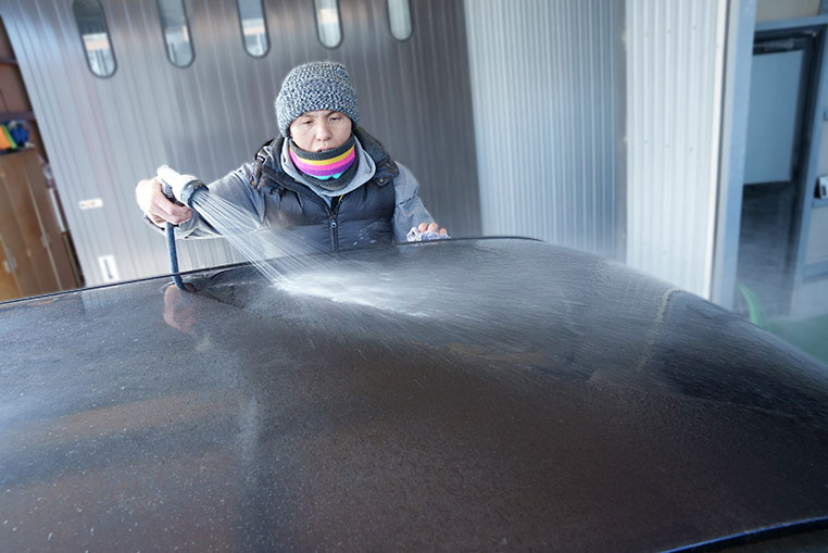 車の天井の白くなっているモヤモヤ部分に水をかける