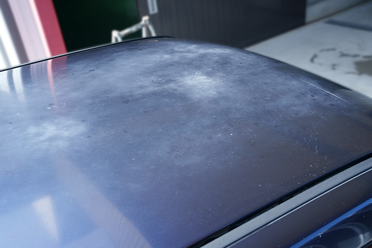 車の屋根の塗装が劣化している状態